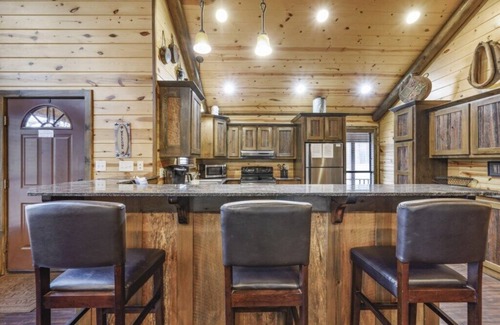 Broken Bow Cabin | Classic log cabin, hot tub, sleeps 6