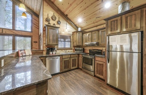 Broken Bow Cabin | Classic log cabin, hot tub, sleeps 6