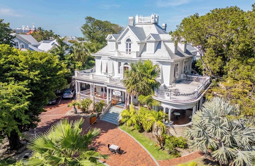 Historic Seaport Apartment | Classic Queen, Pet Friendly - Curry Mansion Inn