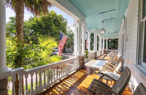 Historic Seaport Apartment | Classic Queen, Pet Friendly - Curry Mansion Inn