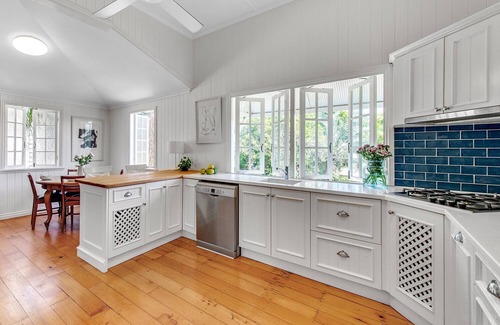 Hawthorne House | Classic Queenslander Close to City cat and Hawthorne Rd Shops & Restaurants hub