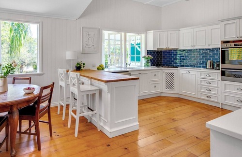 Hawthorne House | Classic Queenslander Close to City cat and Hawthorne Rd Shops & Restaurants hub