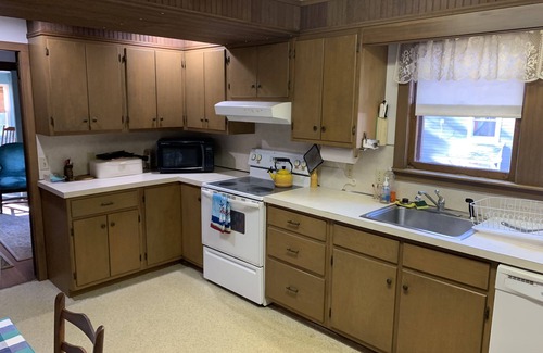 Madison Cottage | Classic shoreline cottage 5-minute walk to the beach, Madison CT private beach