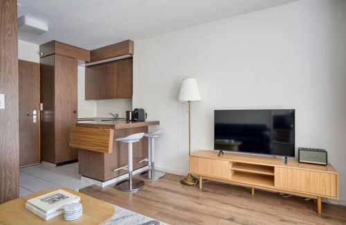 District 6 Apartment | Classic Unterstrass Studio, near University & Supermarket, by Blueground