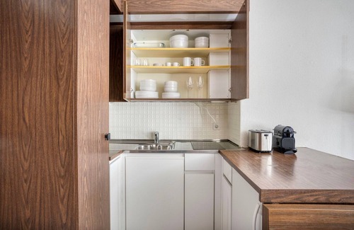 District 6 Apartment | Classic Unterstrass Studio, near University & Supermarket, by Blueground