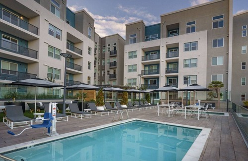 Walnut Creek Apartment | Classic Walnut Creek 1BR w/ A/C, Pool & W/D, near BART, by Blueground