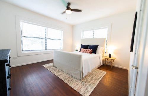 Austin Ave. House | Classy 1927 Uptown Tudor 4 min to Magnolia