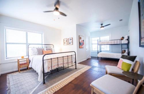 Austin Ave. House | Classy 1927 Uptown Tudor 4 min to Magnolia