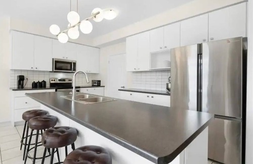 Hagersville House | Classy Home Near Beach & Airportnn