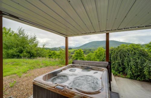West Jefferson House | Classy Home with Hot Tub and Mt Jefferson Views!