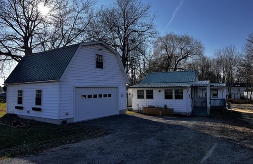 Frontenac Cottage | CLAYTON COTTAGE