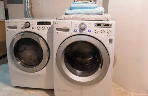 Burnaby House | Clean 4 bedroom Suite at Burnaby Metrotown Neighbourhood