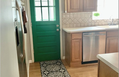 Aksarben - Elmwood Park House | Clean Aksarben Bungalow