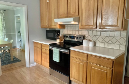 Aksarben - Elmwood Park House | Clean Aksarben Bungalow