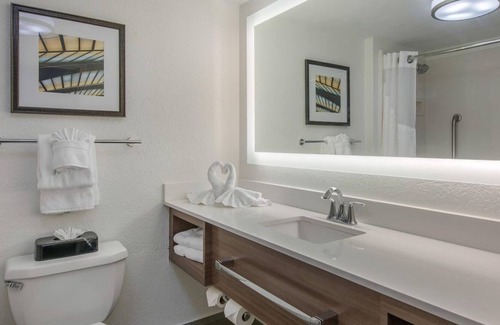 Tropic House | Clean and Comfy! 2 Modern Units, Pool