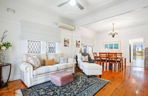 Warabrook House | Clean and stylish 3-bedroom art deco home in wide, tree-lined street