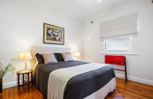 Warabrook House | Clean and stylish 3-bedroom art deco home in wide, tree-lined street