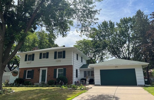 Columbia Heights House | clean and tidy room in Columbia, Heights 50th, let you have a good sleep