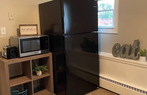 Lake Station House | Clean Apartment close to 80/94, I65 Lake Station 2751 DeKalb 1 bed