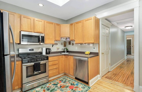 West Seventh House | CLEAN comfortable 2BR GREAT BEDS and bedding. WALK to EXCEL and DT St Paul!