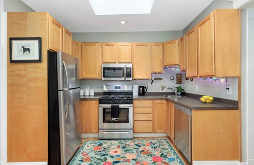 West Seventh House | CLEAN comfortable 2BR GREAT BEDS and bedding. WALK to EXCEL and DT St Paul!