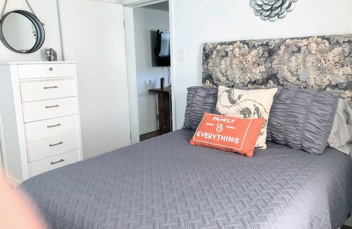 Crestline Other | Clean, comfy and cute farmhouse between Joplin and Neosho, easy access to I-49.