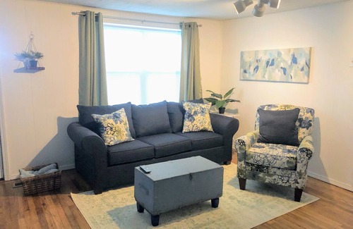 Crestline Other | Clean, comfy and cute farmhouse between Joplin and Neosho, easy access to I-49.