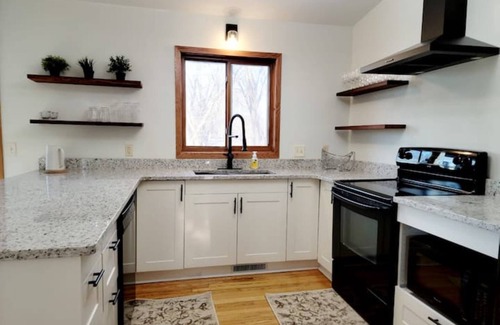 Eagan House | Clean, Comfy, digs close to all the attractions