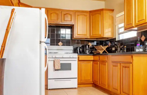 George Hill Apartment | Clean & comfy spacious-1 Bdrm condo w/free fast WIFI & 5 mins to beach