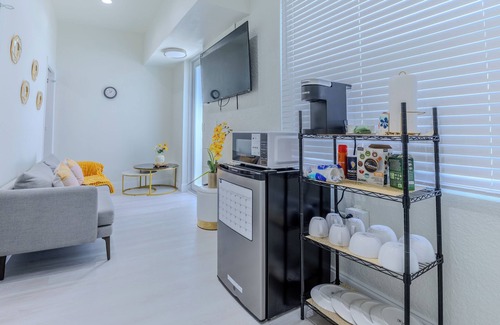Sunshine Apartment | Clean Cozy & Charming 2-bedroom Apt near Jetblue Park, Walmart & RSW in Ft Myers