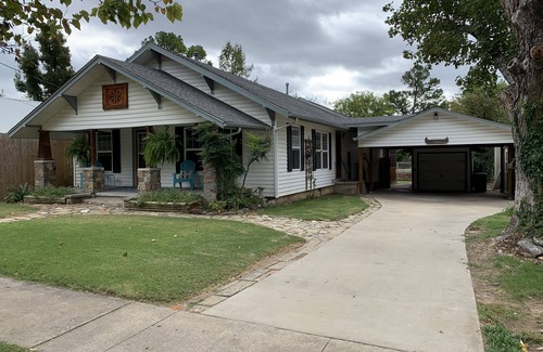 Tahlequah House | Clean, Cozy, Hottub, pool