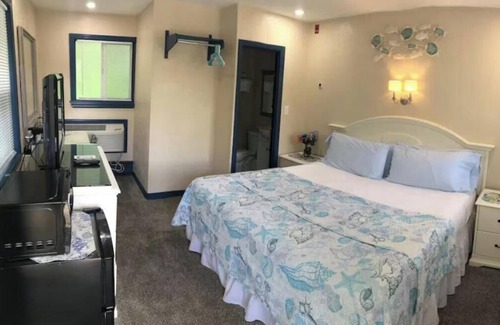 Buzzards Bay Hotel | Clean & Cozy King Room in Buzzards Bay available weeky