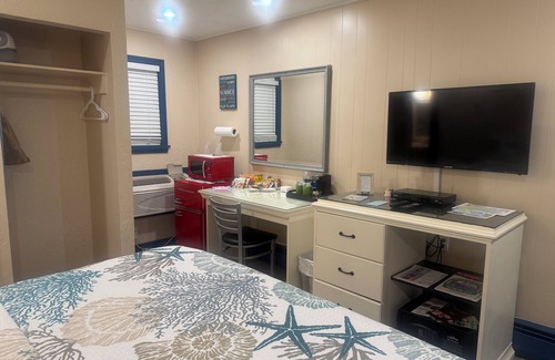 Buzzards Bay Hotel | Clean & Cozy King Room in Buzzards Bay available weeky