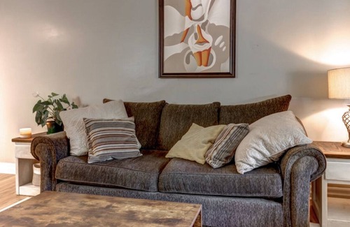 Peterborough House | Clean & Cozy Private 2 bedroom home downtown