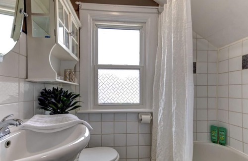Peterborough House | Clean & Cozy Private 2 bedroom home downtown