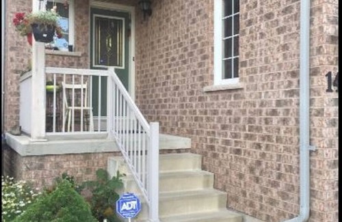 Meadowvale Village House | Clean, Cozy & Spacious Suite + Private Bathroom near Toronto Airport !