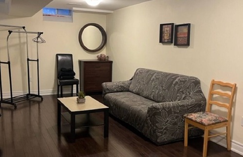 Meadowvale Village House | Clean, Cozy & Spacious Suite + Private Bathroom near Toronto Airport !
