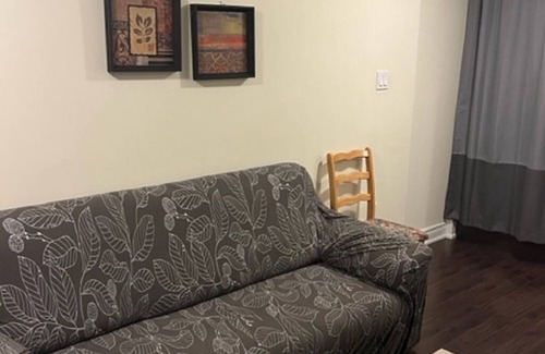 Meadowvale Village House | Clean, Cozy & Spacious Suite + Private Bathroom near Toronto Airport !