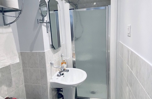Tetreaultville House | Clean, cozy, well located only 400m walk to subway
