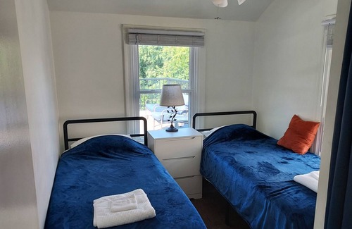 Glenside House | Clean, Crisp & Private with Roof Deck.
