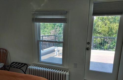 Glenside House | Clean, Crisp & Private with Roof Deck.