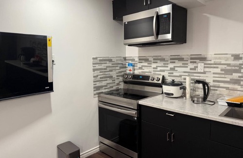 West Edmonton Apartment | Clean Executive Family Haven Short Stay