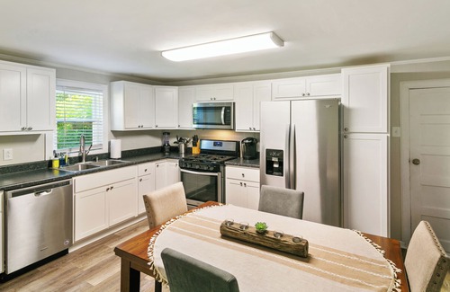 Libertyville House | Clean Freshly Remodeled 4 Bedroom House
