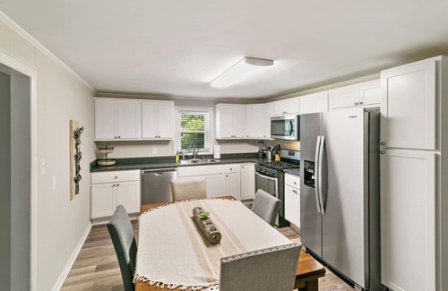 Libertyville House | Clean Freshly Remodeled 4 Bedroom House
