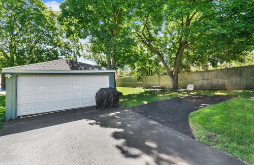 Libertyville House | Clean Freshly Remodeled 4 Bedroom House