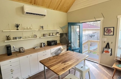 Hyde Park House | Clean, modern guesthouse located in a central Austin.