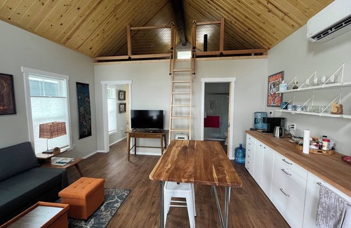 Hyde Park House | Clean, modern guesthouse located in a central Austin.