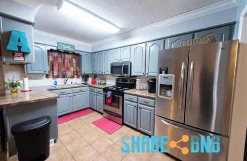 Little Rock House | Clean, Pet Friendly, Travel Nurse, Remote Work Home w/Garage - Tesla Charger