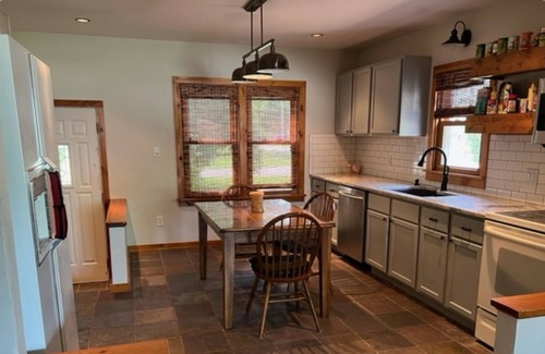 Fremont House | Clean/Quiet ranch home- 1 Block from Public Beach- Fremont