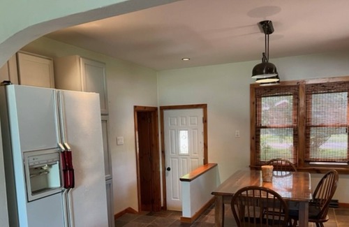 Fremont House | Clean/Quiet ranch home- 1 Block from Public Beach- Fremont